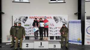 Zawodniczki biegu stoją na podium. Zawodniczki biegu stoją na podium.