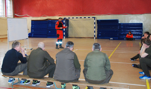 Ratownicy medyczni i uczestnicy szkolenia na hali sportowej. Fot. MOSG Ratownicy medyczni i uczestnicy szkolenia na hali sportowej