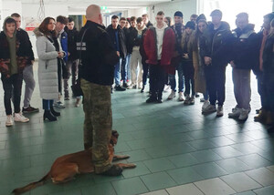 Strażnik graniczny pokazuje uczniom umiejętności psa służbowego. Fot. MOSG Strażnik graniczny pokazuje uczniom umiejętności psa służbowego. Fot. MOSG
