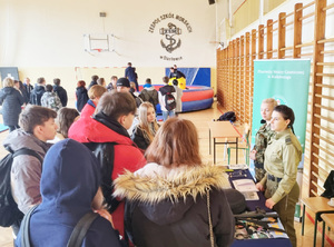 Funkcjonariusze podczas spotkań z młodzieżą szkolną. Fot. MOSG 