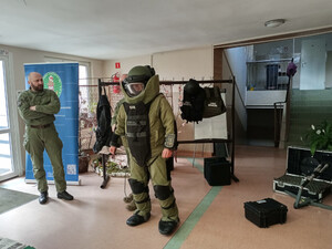 Funkcjonariusz MOSG w kombinezonie pirotechnicznym w ZSP w Skórczu. Fot. MOSG Funkcjonariusz MOSG w kombinezonie pirotechnicznym w ZSP w Skórczu. Fot. MOSG