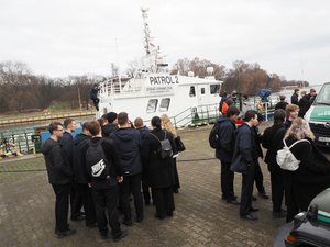 Młodzież na nabrzeżu świnoujskiej mariny. W tle "Patrol-2". Fot. MOSG Młodzież na nabrzeżu świnoujskiej mariny. W tle &quot;Patrol-2&quot;. Fot. MOSG