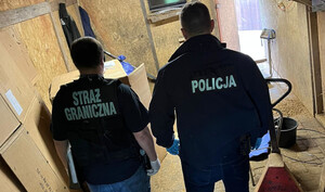 Funkcjonariusze przy zajętym tytoniu. Funkcjonariusze przy zajętym tytoniu.