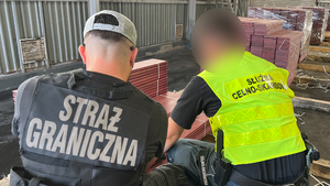 Funkcjonariusze podczas przeszukania ładunku z narkotykami. Funkcjonariusze podczas przeszukania ładunku z narkotykami.
