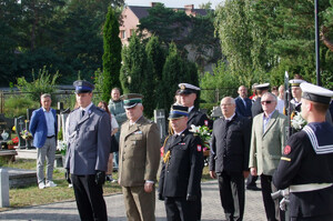 Przedstawiciele służb mundurowych na uroczystościach 32 dni Obrony Helu. Fot. MOSG Przedstawiciele służb mundurowych na uroczystościach 32 dni Obrony Helu. Fot. MOSG
