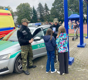 Funkcjonariusze rozmawiali z młodzieżą o służbie w MOSG. Funkcjonariusze rozmawiali z młodzieżą o służbie w MOSG.