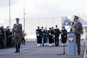 Pierwsze podniesienie bandery na nowej jednostce pływającej SG-301 Pierwsze podniesienie bandery na nowej jednostce pływającej SG-301