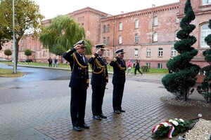 Komendanci MOSG składają kwiaty pod tablicą plk. Bacza. Fot. P. Kurasz Komendanci MOSG składają kwiaty pod tablicą plk. Bacza. Fot. P. Kurasz