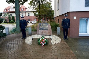 Posterunek honorowy funkcjonariuszy pod tablicą plk. Bacza. Fot. P. Kurasz Posterunek honorowy funkcjonariuszy pod tablicą plk. Bacza. Fot. P. Kurasz