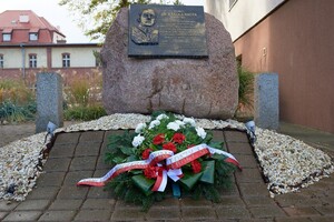 Kwiaty pod tablicą plk. Bacza. Fot. P. Kurasz Komendanci MOSG składają kwiaty pod tablicą plk. Bacza. Fot. P. Kurasz