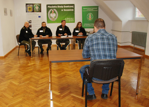 Komisja rozmawia z kandydatem do służby. Fot. MOSG Komisja rozmawia z kandydatem do służby. Fot. MOSG
