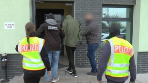 Funkcjonariusze SG, CBŚP i niemieckiej Policji. Funkcjonariusze SG, CBŚP i niemieckiej Policji.