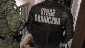 Funkcjonariusze SG zatrzymują mężczyznę. Funkcjonariusze SG zatrzymują mężczyznę.