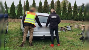 Funkcjonariuszka SG i niemiecki policjant przy skradzionym samochodzie. Funkcjonariuszka SG i niemiecki policjant przy skradzionym samochodzie.