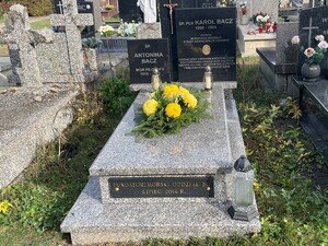 Funkcjonariusze zapalili znicze na cmentarzach oraz w miejscach pamięci. Fot. Piotr Kurasz Funkcjonariusze zapalili znicze na cmentarzach oraz w miejscach pamięci. Fot. Piotr Kurasz