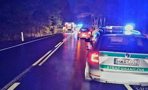 Funkcjonariusze na miejscu wypadku drogowego. Fot. MOSG Funkcjonariusze na miejscu wypadku drogowego. Fot. MOSG