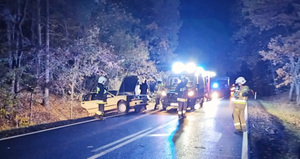 Funkcjonariusze na miejscu wypadku drogowego. Fot. MOSG Funkcjonariusze na miejscu wypadku drogowego. Fot. MOSG