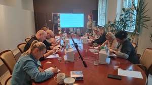 Funkcjonariuszka SG szkoli pracowników NBP. Fot. MOSG Funkcjonariuszka SG szkoli pracowników NBP. Fot. MOSG