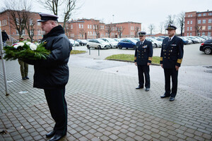 Zastępcy Komendanta MOSG składają kwiaty pod tablicą upamiętniającą patrona MOSG. Fot. Ł. Zwoliński Zastępcy Komendanta MOSG składają kwiaty pod tablicą upamiętniającą patrona MOSG. Fot. Ł. Zwoliński