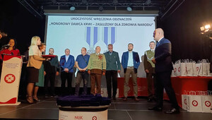 Funkcjonariusz SG podczas gali z okazji Dni Krwiodawstwa PCK. Fot. MOSG Funkcjonariusz SG podczas gali z okazji Dni Krwiodawstwa PCK. Fot. MOSG