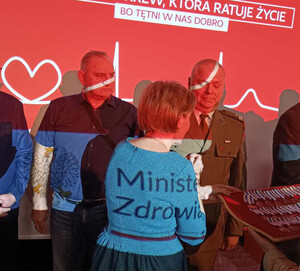 Funkcjonariusz SG podczas gali z okazji Dni Krwiodawstwa PCK. Fot. MOSG Funkcjonariusz SG podczas gali z okazji Dni Krwiodawstwa PCK. Fot. MOSG