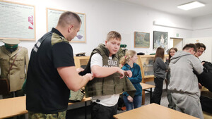 Funkcjonariusze we Władysławowie podczas prezentacji o Straży Granicznej. Fot. MOSG Funkcjonariusze we Władysławowie podczas prezentacji o Straży Granicznej. Fot. MOSG