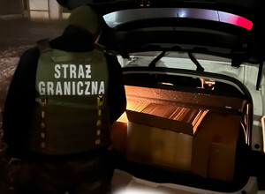 Funkcjonariusz SG przeszukuje bagażnik auta. Fot. MOSG Funkcjonariusz SG przeszukuje bagażnik auta. Fot. MOSG