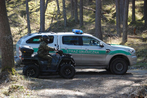 Quad i samochód SG podczas patrolu. Fot. MOSG Quad i samochód SG podczas patrolu. Fot. MOSG