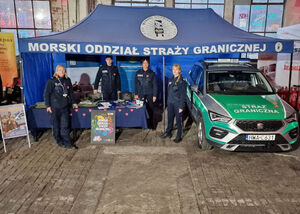 Funkcjonariusze MOSG dla WOŚP w Gdańsku Na zdjeciu widać Funkcjonariuszy, namiot oraz pojazdy służbowe Straży Granicznej. Zdjęcie zostało wykonane na terenie szatabu WOŚP w Gdańsku
