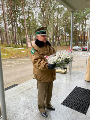 Ppłk SG Krzysztof Maluchnik składa kwiaty. Fot. MOSG Ppłk SG Krzysztof Maluchnik składa kwiaty. Fot. MOSG