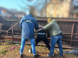 Funkcjonariusze SG zatrzymują poszukiwanego cudzoziemca. Fot. MOSG Funkcjonariusze SG zatrzymują poszukiwanego cudzoziemca. Fot. MOSG