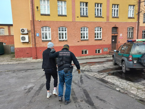 Funkcjonariusze SG zatrzymują poszukiwanego cudzoziemca. Fot. MOSG Funkcjonariusze SG zatrzymują poszukiwanego cudzoziemca. Fot. MOSG