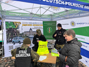 Funkcjonariusze promowali formację i nabór do służby. Fot. MOSG Funkcjonariusze promowali formację i nabór do służby. Fot. MOSG