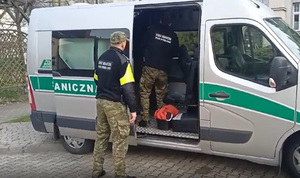 Funkcjonariusze przewożą zatrzymanego mężczyznę. Fot. MOSG Funkcjonariusze przewożą zatrzymanego mężczyznę. Fot. MOSG