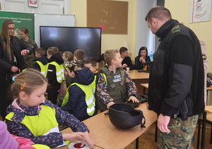 Funkcjonariusze SG promujący służbę. Fot. MOSG Funkcjonariusze SG promujący służbę. Fot. MOSG