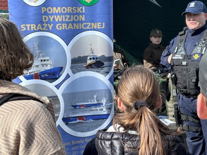 Funkcjonariusze SG promujący służbę. Fot. MOSG Funkcjonariusze SG promujący służbę. Fot. MOSG