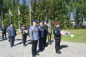 Delegacja przedstawicieli służb mundurowych składa kwiaty. Fot. MOSG Delegacja przedstawicieli służb mundurowych składa kwiaty. Fot. MOSG