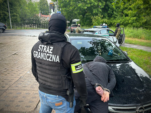 Funkcjonariusz Straży Granicznej podczas zatrzymania. Fot. PSG w Gdańsku 