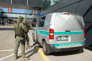 Patrol Zespołu Interwencji Specjalnych przy pojeździe służbowym. Fot. MOSG Patrol Zespołu Interwencji Specjalnych przy pojeździe służbowym. Fot. MOSG