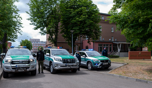 Funkcjonariusze SG przy pojazdach służbowych. Fot. MOSG Funkcjonariusze SG przy pojazdach służbowych. Fot. MOSG