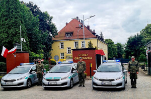 Funkcjonariusze SG przy pojazdach służbowych. Fot. MOSG Funkcjonariusze SG przy pojazdach służbowych. Fot. MOSG