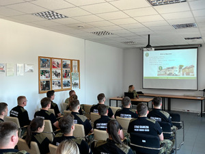 Studenci wśród funkcjonariuszy PSG w Gdańsku. Fot. Ł. Gano Studenci wśród funkcjonariuszy PSG w Gdańsku. Fot. Ł. Gano