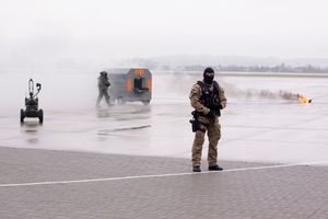 Pirotechnik SG neutralizuje bagaż. Fot. MOSG Pirotechnik SG neutralizuje bagaż. Fot. MOSG