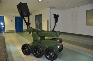 Robot pirotechniczny przewozi walizkę. Fot. MOSG Robot pirotechniczny przewozi walizkę. Fot. MOSG