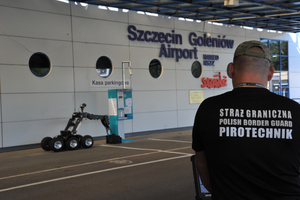 Robot przewozi walizkę. Fot. MOSG Robot przewozi walizkę. Fot. MOSG