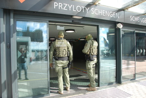 Funkcjonariusze SG na gdańskim lotnisku. Fot. MOSG Funkcjonariusze SG na gdańskim lotnisku. Fot. MOSG