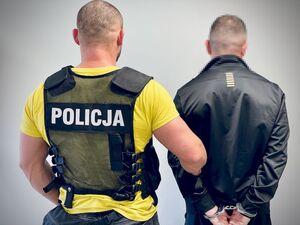 Funkcjonariusz z zatrzymanym mężczyzną. Fot. KMP w Słupsku Funkcjonariusz z zatrzymanym mężczyzną. Fot. KMP w Słupsku