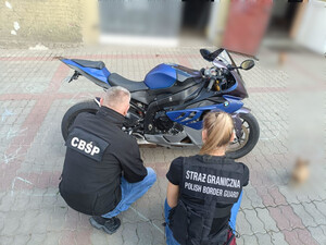 Czynności śledcze funkcjonariuszy CBŚP i SG. Fot. MOSG Czynności śledcze funkcjonariuszy CBŚP i SG. Fot. MOSG