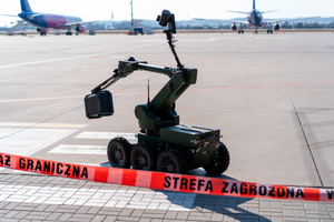 Robot pirotechniczny na płycie lotniska. Fot. A. Kubiak Robot pirotechniczny na płycie lotniska. Fot. A. Kubiak