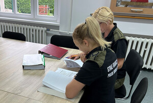 Funkcjonariuszki SG analizują dokumentację. Fot. MOSG Funkcjonariuszki SG analizują dokumentację. Fot. MOSG
